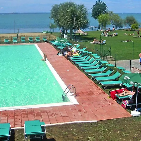 Holiday Villaggio Le Tre Isole San Feliciano Sul Trasimeno Peg011002 Cya מאג'ונה
